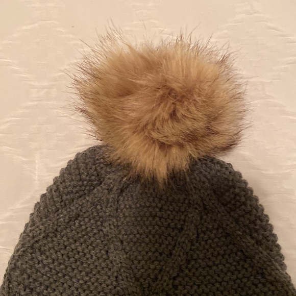NWOT Vintage University of Iowa hawkeyes gray cable knit hat beanie fur Pom-Pom - Picture 4 of 7